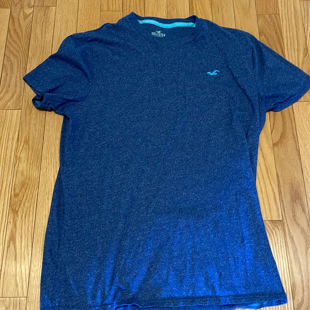Hollister t shirt size large